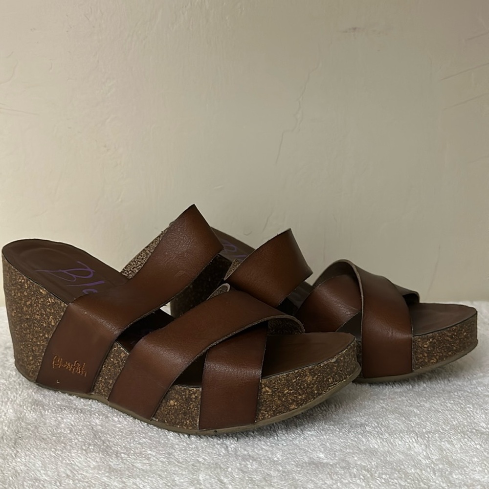 Wedges, super comfy lightly worn. Non-smoking home